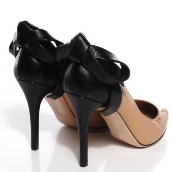 Beautiful unique and chic nude/black bow Valentino heels😍 - Picture 2 of 6
